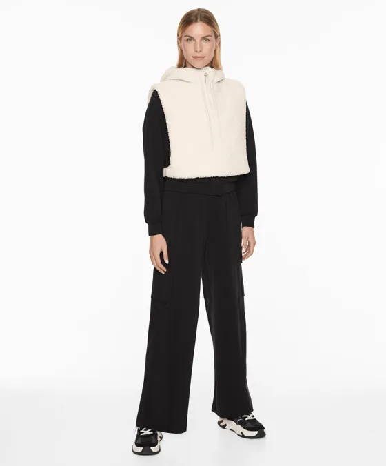 Жилет из искусственной овчины с капюшоном