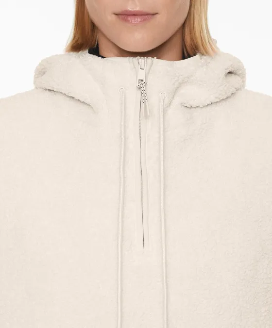 Жилет из искусственной овчины с капюшоном