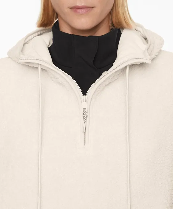 Жилет из искусственной овчины с капюшоном