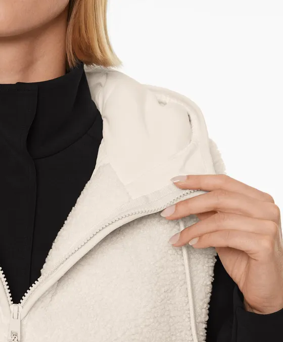 Жилет из искусственной овчины с капюшоном