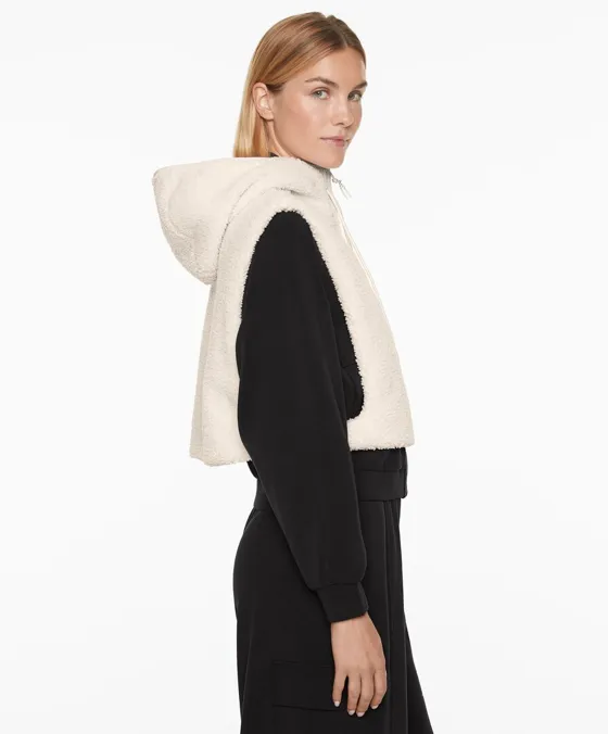 Жилет из искусственной овчины с капюшоном