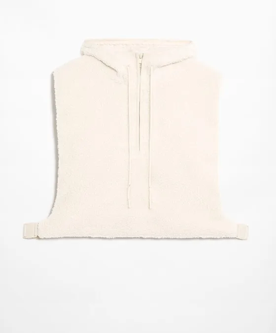 Жилет из искусственной овчины с капюшоном