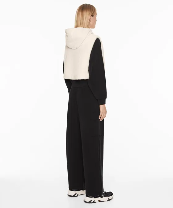 Жилет из искусственной овчины с капюшоном