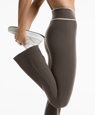 PERFECT-ADAPT CROSSOVER V-CUT WAIST FLARE TROUSERS- Заказать в России