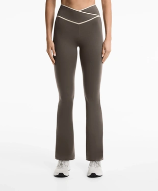 PERFECT-ADAPT CROSSOVER V-CUT WAIST FLARE TROUSERS- Заказать в России
