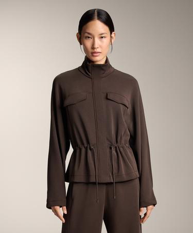 OYSHO Куртка с карманами и регулируемым поясом из мягкой ткани с модалом купить с доставкой.