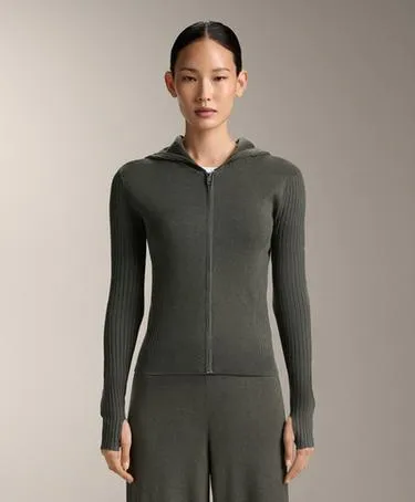 Приталенная вязаная куртка с капюшоном- Заказать в России