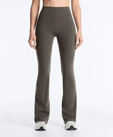 Брюки клеш COMPRESSIVE с завышенной талией и эффектом пуш-ап- Заказать в России