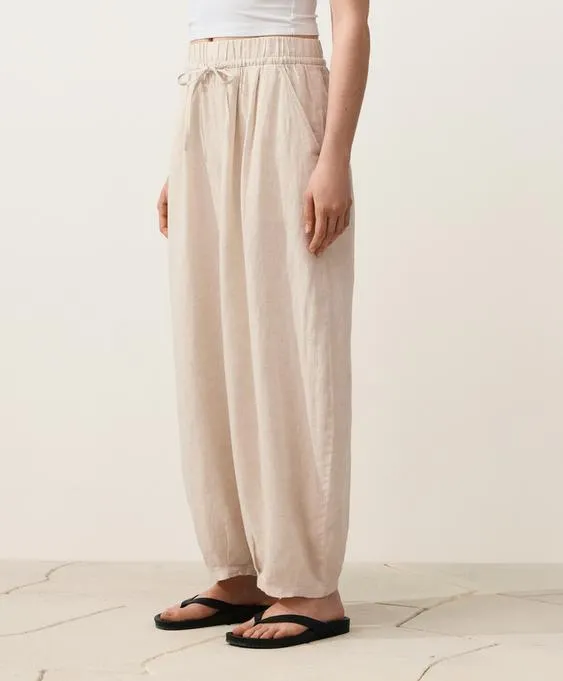 Брюки-бананы со складками из 100%-го льна- Заказать в России