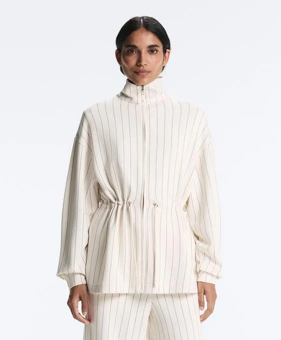 Длинная куртка в полоску с воротником-стойкой и модалом