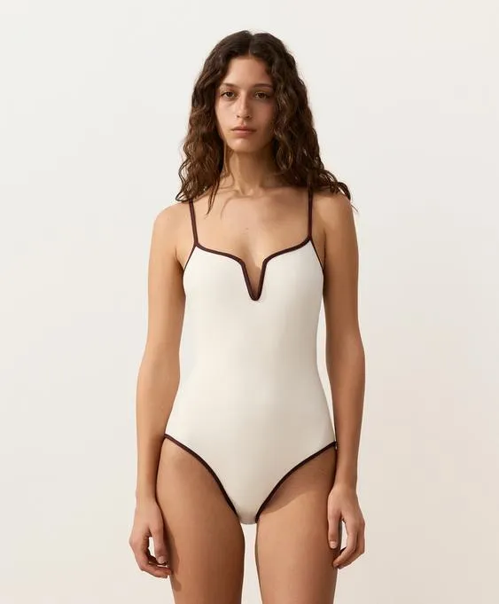 Купальник с V-образным вырезом и контрастной окантовкой- Заказать в России