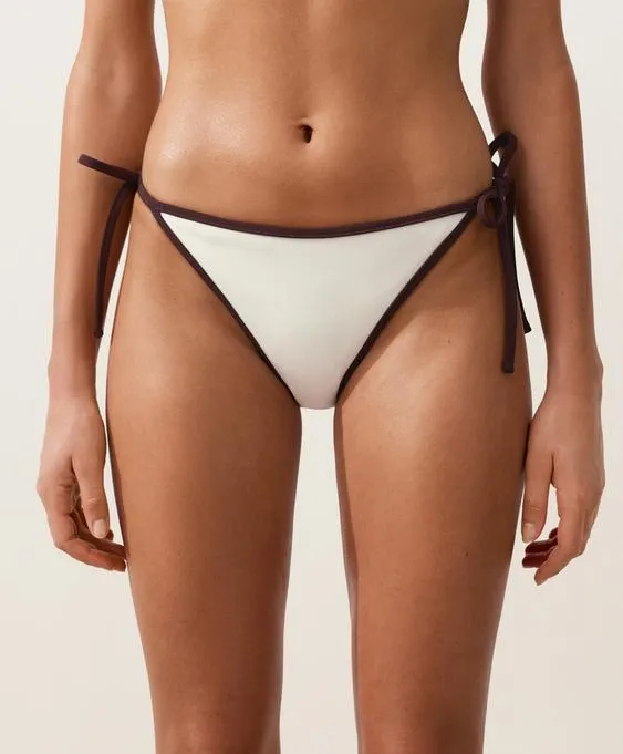 Полуоткрытые плавки бикини с контрастной окантовкой и завязками- Заказать в России