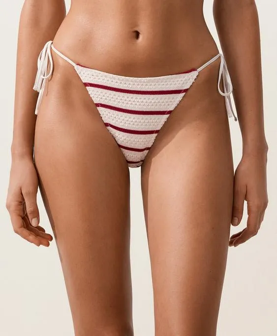 Полуоткрытые плавки бикини из вязаного полотна в полоску