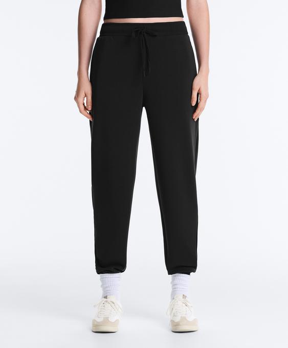 OYSHO Зауженные брюки JOGGER из мягкого модала в рубчик купить с доставкой.
