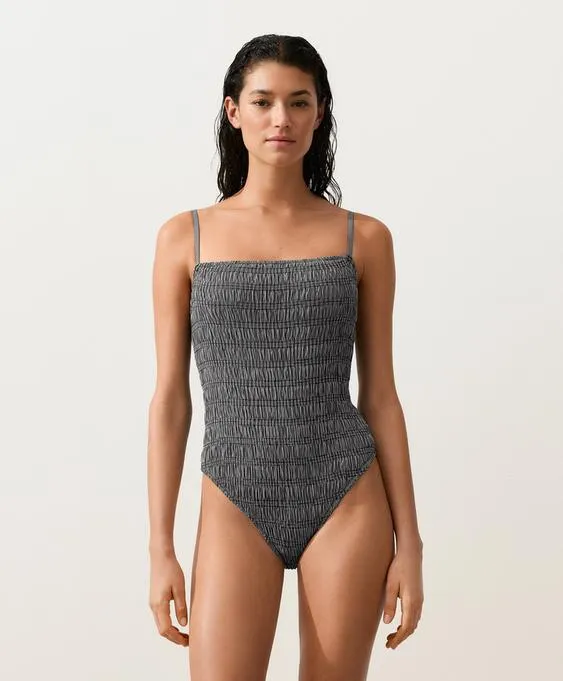 Купальник бандо с мелкими эластичными сборками и узором виши- Заказать в России