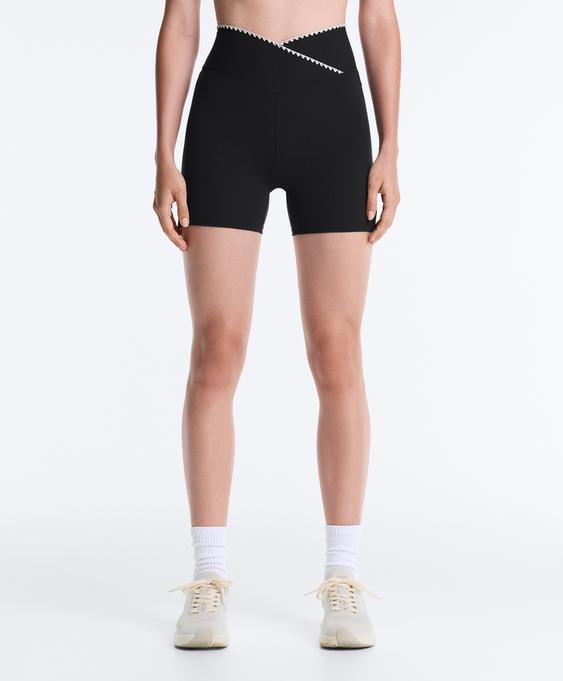 OYSHO Шорты HOT PANT COMFORTLUX с V-поясом и контрастным швом купить с доставкой.