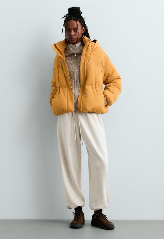 OYSHO Водоотталкивающая короткая утепленная куртка PRIMALOFT® купить с доставкой.