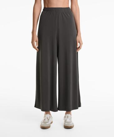 OYSHO Широкие короткие брюки из струящейся ткани с модалом