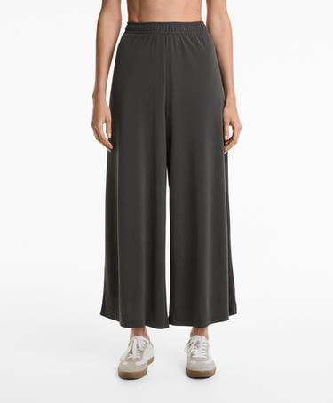 Широкие короткие брюки из струящейся ткани с модалом- Заказать в России