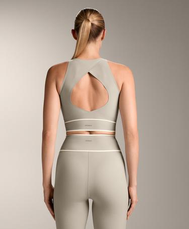 PERFECT-ADAPT CROSSOVER STRAP TANK TOP