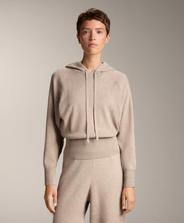 OYSHO Джемпер из рельефной вязки с капюшоном на завязках и поясом на талии купить с доставкой.