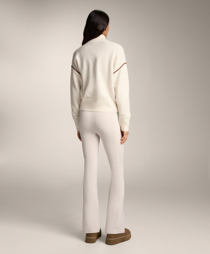 Свитер с высоким воротником и контрастными деталями