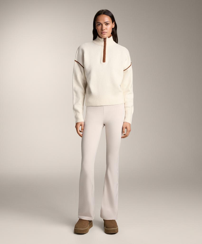 Свитер с высоким воротником и контрастными деталями