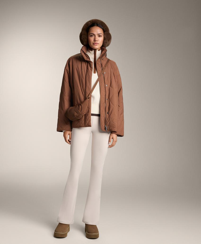 Свитер с высоким воротником и контрастными деталями