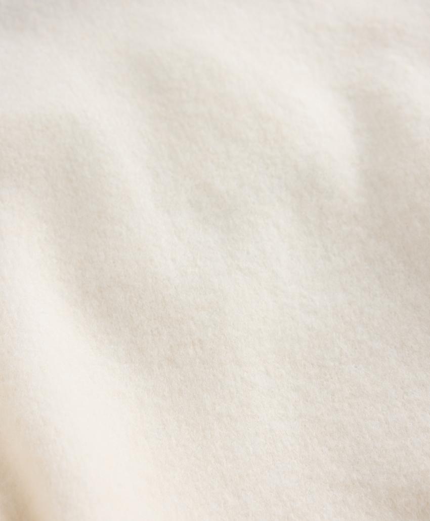 Свитер с высоким воротником и контрастными деталями