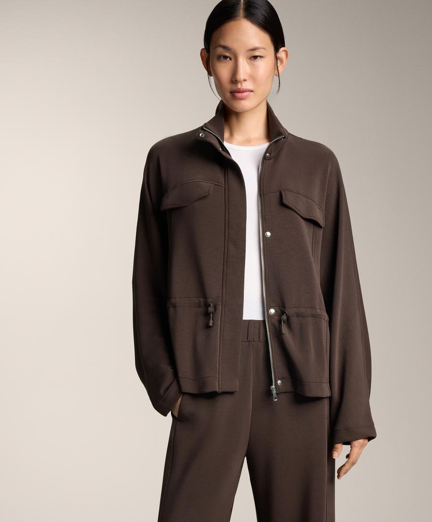 Куртка с карманами и регулируемым поясом из мягкой ткани с модалом