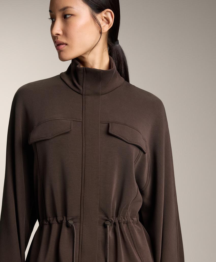 Куртка с карманами и регулируемым поясом из мягкой ткани с модалом