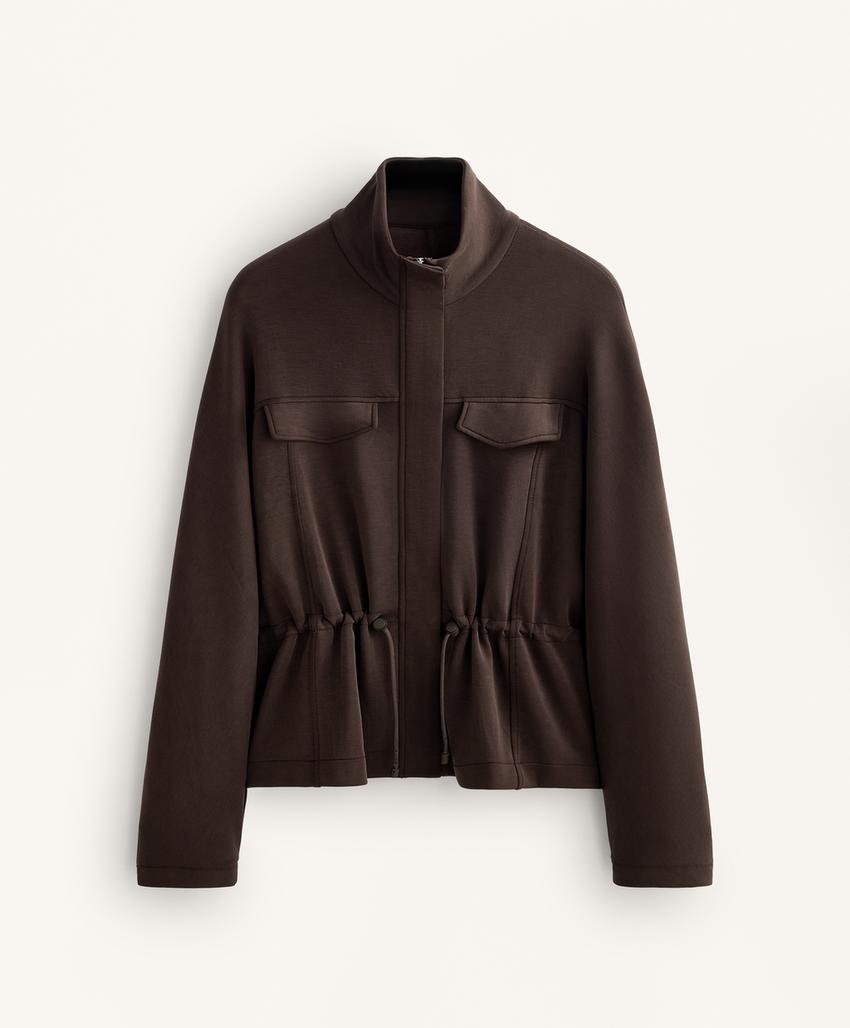 Куртка с карманами и регулируемым поясом из мягкой ткани с модалом