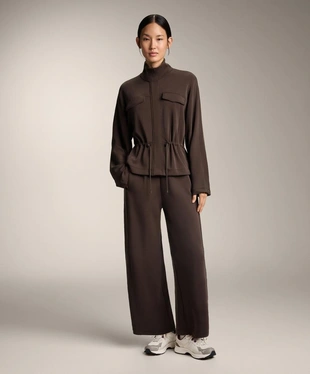 Куртка с карманами и регулируемым поясом из мягкой ткани с модалом- Заказать в России