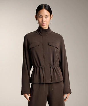 Куртка с карманами и регулируемым поясом из мягкой ткани с модалом- Заказать в России