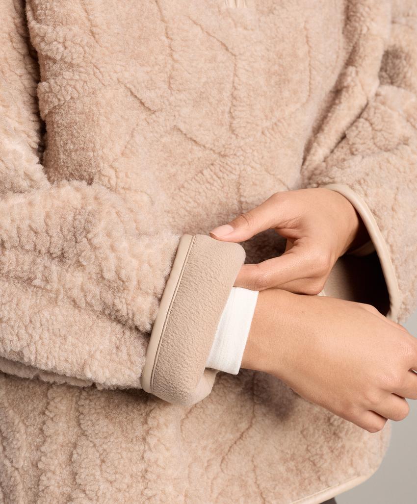 Толстовка из искусственной овчины со снежинками