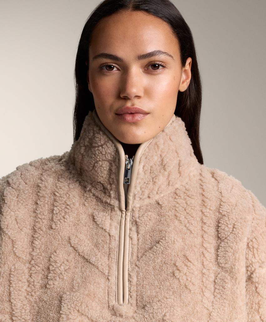 Толстовка из искусственной овчины со снежинками