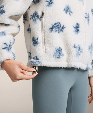 Куртка из искусственной овчины с цветочным принтом- Заказать в России