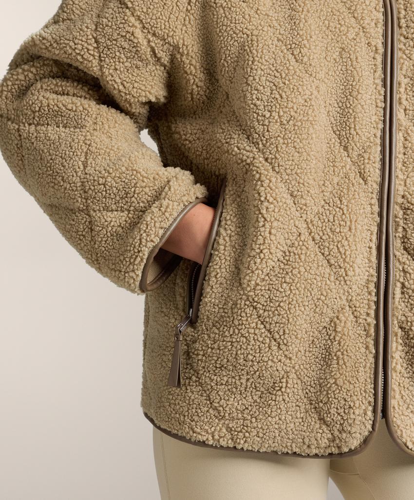 Стеганая куртка из искусственной овчины в ромбы