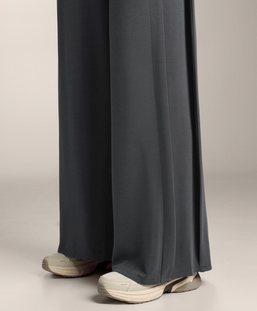 Широкие брюки из модала с мягкой на ощупь тканью и боковой складкой