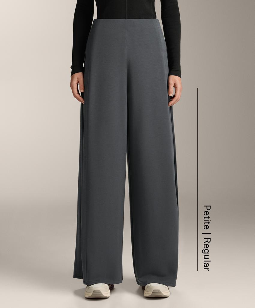 Широкие брюки из модала с мягкой на ощупь тканью и боковой складкой