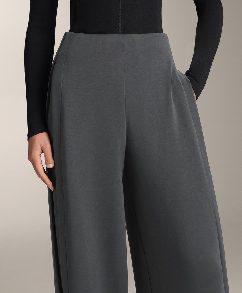 Широкие брюки из модала с мягкой на ощупь тканью и боковой складкой