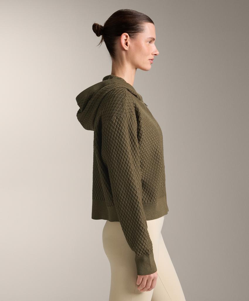 Вязаная куртка с капюшоном