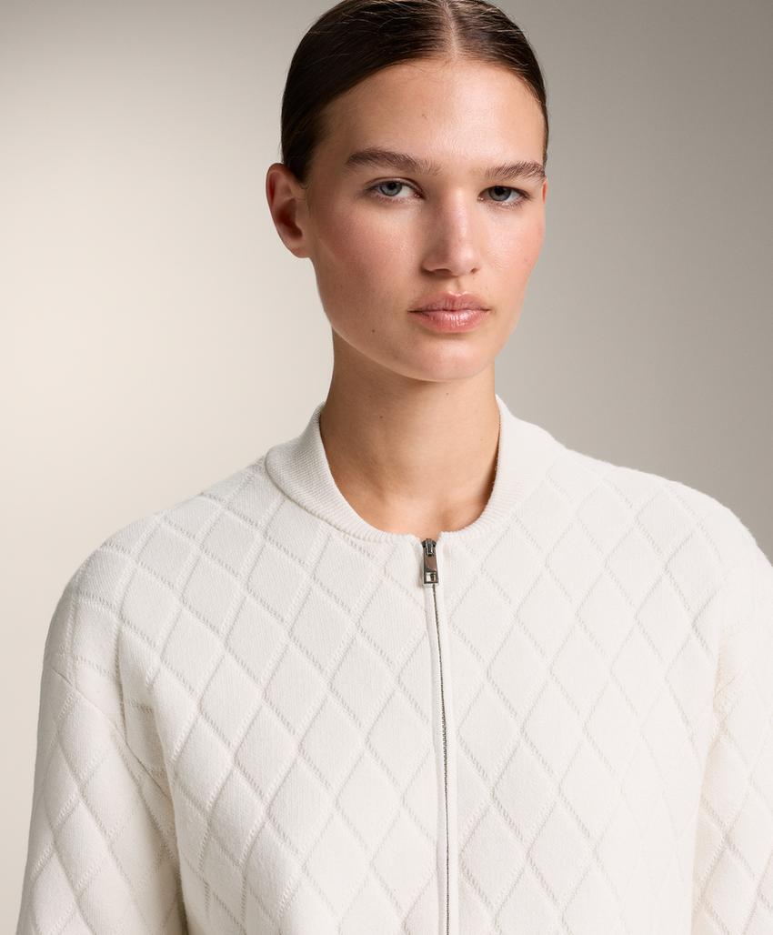 Вязаная куртка с ромбовидной структурой