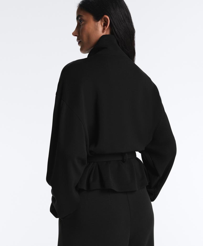 Куртка с ремнем из мягкой ткани с модалом