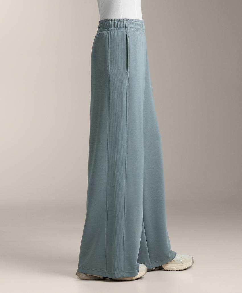 Прямые брюки в рубчик с модалом и мягкой на ощупь тканью