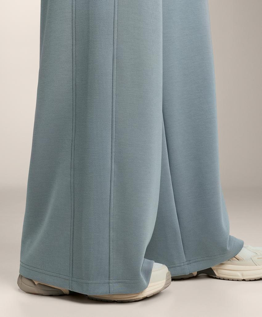 Прямые брюки в рубчик с модалом и мягкой на ощупь тканью