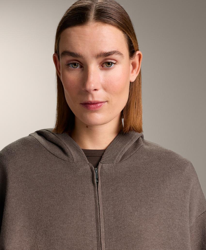 Вязаная куртка с капюшоном, детали по бокам