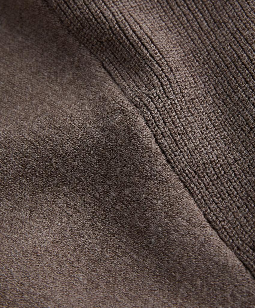 Вязаная куртка с капюшоном, детали по бокам