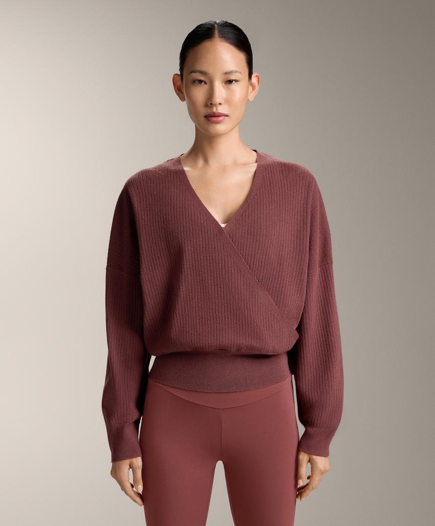 Вязаный свитер на запахе