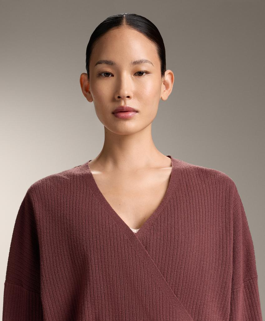 Вязаный свитер на запахе